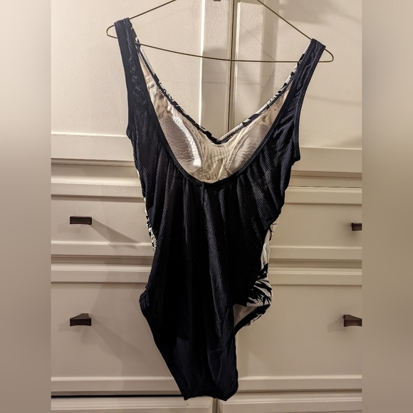 𝅺💰2/$20 VINTAGE One piece black and white ruched bathing suit - Picture 3 of 7